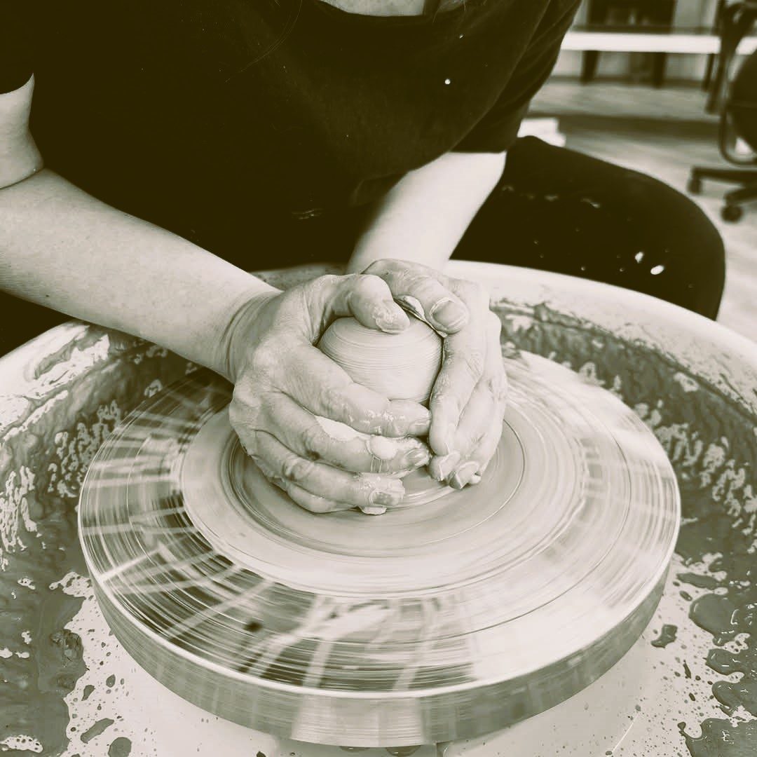 Atelier de poterie au tour